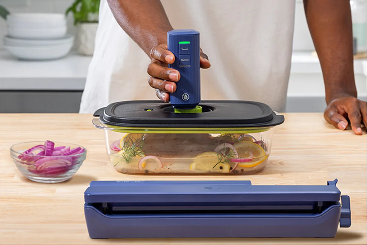 Cordless handheld vacuum sealer