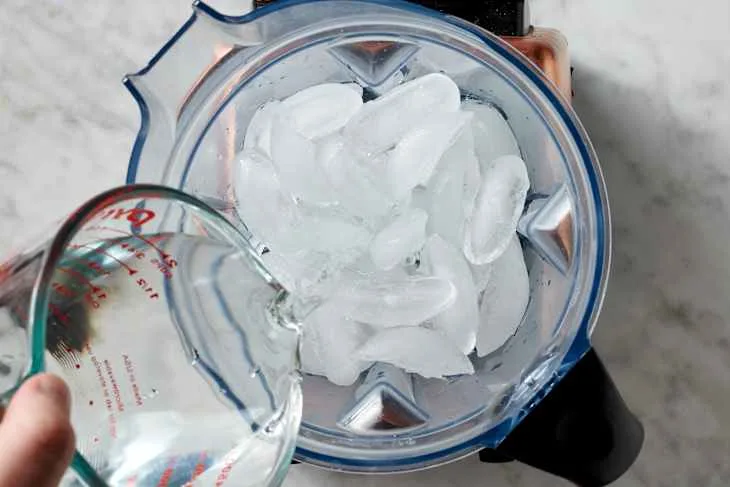 Crushing ice for frozen cocktails or slushies