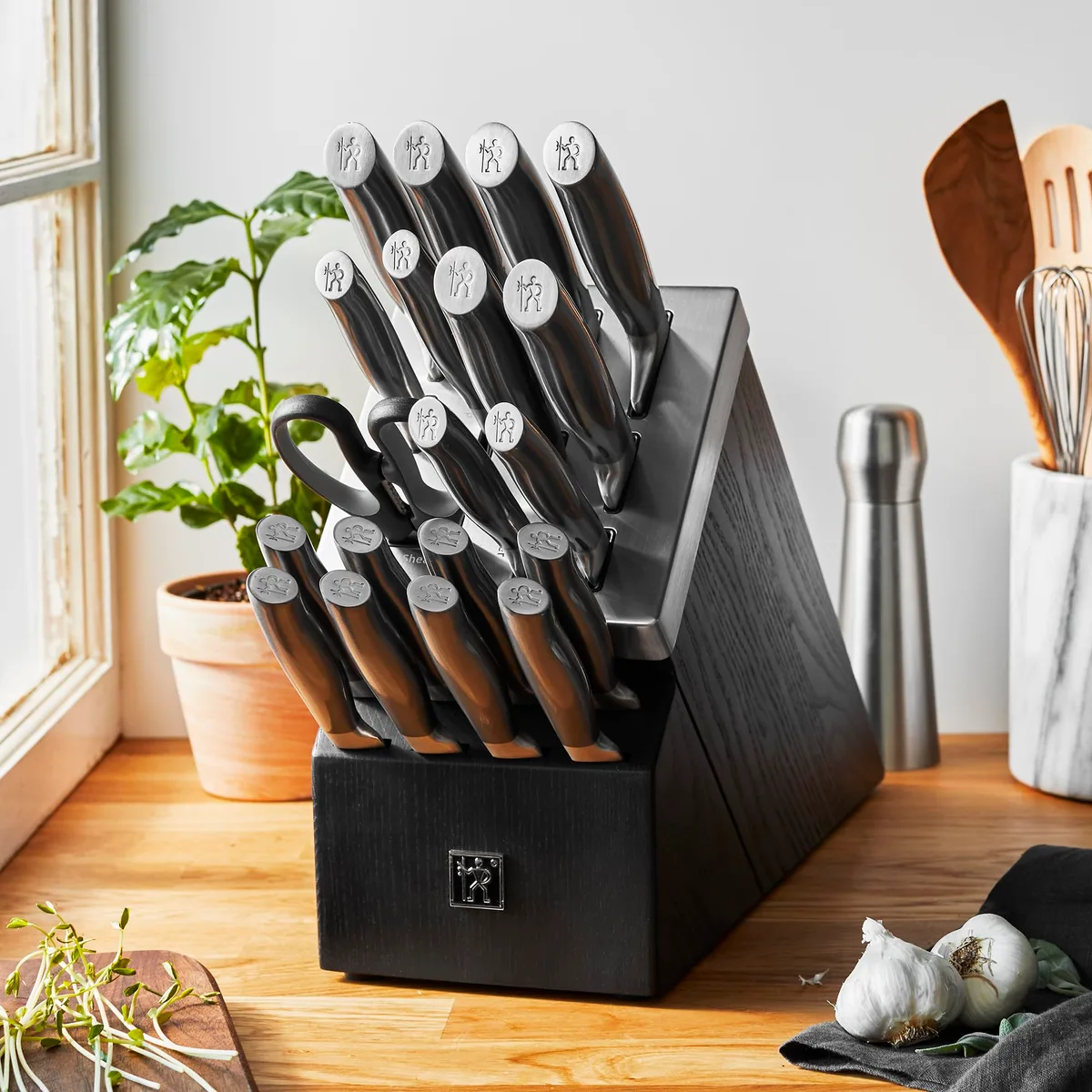 Self-sharpening knife block