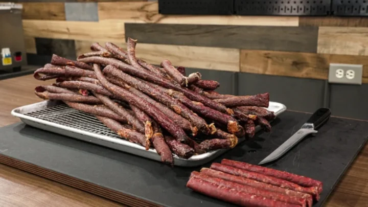 what temperature and cooking time for smoky ground venison jerky snack sticks in jerky gun kit with seasoning